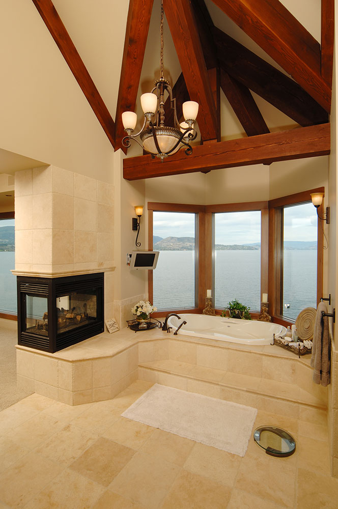 Timber home master suite bath alcove